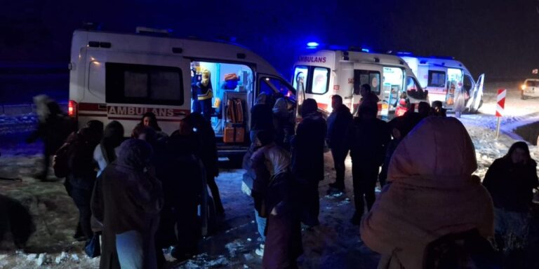 bayburt-gumushane-yolunda-otobus-kaza-yaparak-durdu-F9eaeDsk.jpg