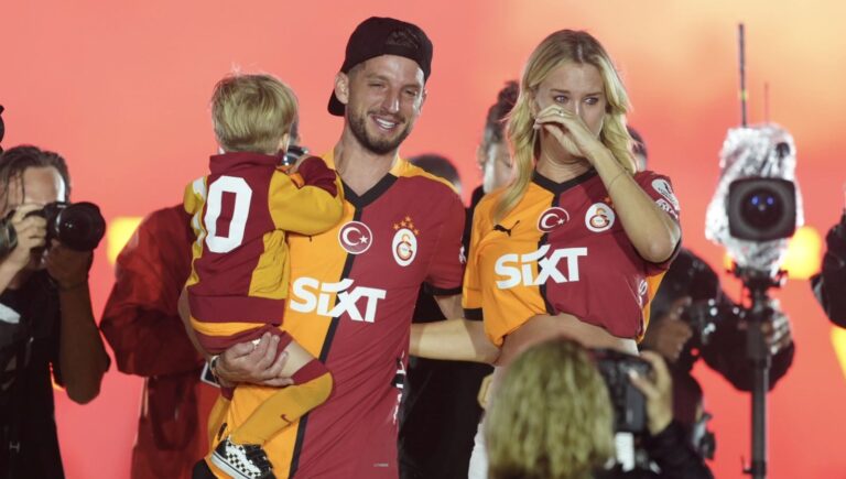 gozyaslariyla-galatasaraydan-ayrilmistimertensten-futbola-veda-1ve47QNf.jpg